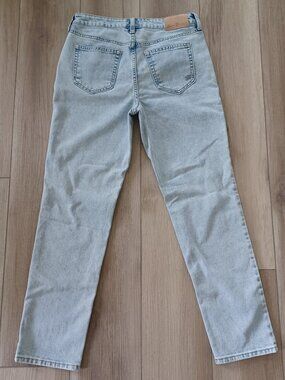 Seven7 slim straight Jean size 4 and 27 inches inseam